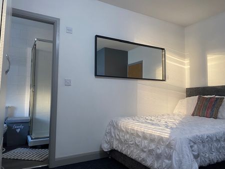 ✨ Private Ensuite : Close to Centre - Photo 2