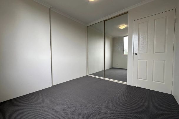 Top Floor Apartment, Your Cozy Retreat Close to Everything! - Photo 1