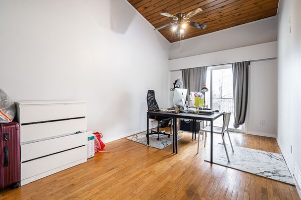 A BEAUTIFUL SPACIOUS HOME IN CAPE HORN, COQUITLAM - Photo 1