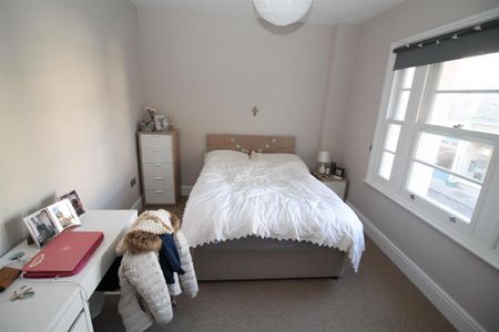 3 bedroom flat to rent - Photo 3