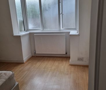2 Bed Flat, Beechwood Gardens, NW10 - Photo 4