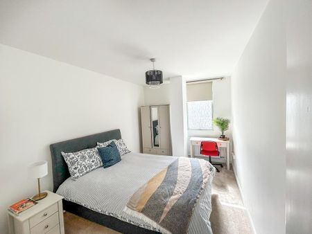 3 bedroom flat to rent - Photo 4