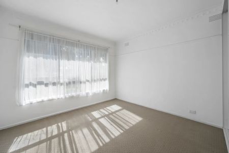 Renovated comfort & space in quiet Keon Park pocket - Photo 4