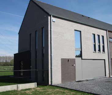 Moderne driegevelwoning met afgesloten tuin en centrale ligging - Photo 2