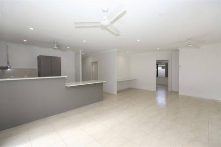 Quality Air Conditioned Modern Home near Mountains - Photo 4