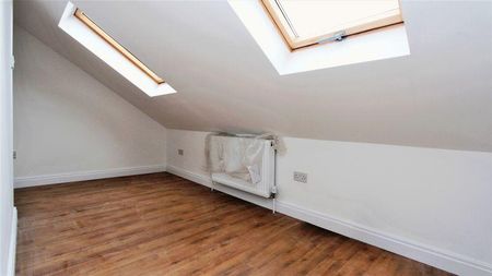 4 bedroom flat to rent - Photo 2