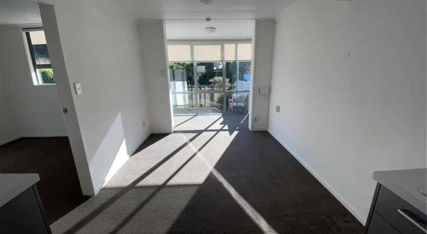 Easy Living! - Photo 1