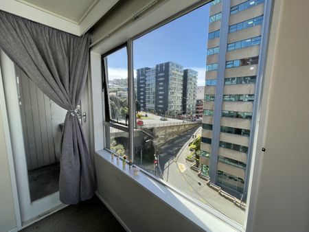Prime location - first week free rent! - Photo 2