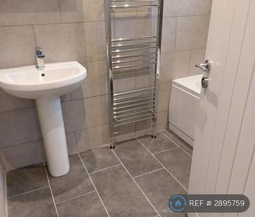 4 bedroom end of terrace house to rent - Photo 3