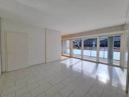 Charmant appartement de 2.5 pièces avec grand balcon au centre-ville - Photo 3