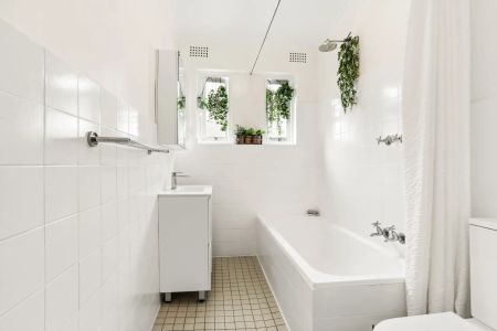 Beautifully Bright, Oversized Apartment - Photo 5