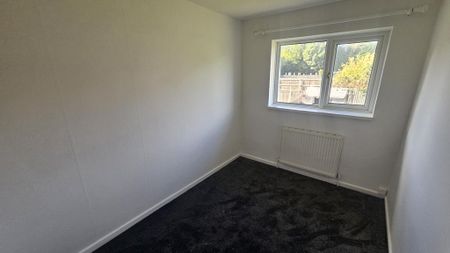 4 bedroom semi-detached house to rent - Photo 3