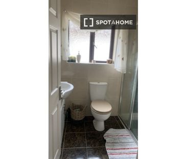 Room for rent in 4-bedroom house in Naas - Photo 4