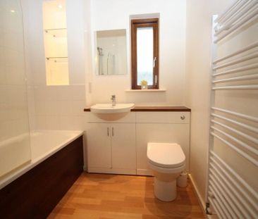 3 bedroom end of terrace house to rent - Photo 2