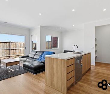 10 Handley Crescent - Officer - Photo 2