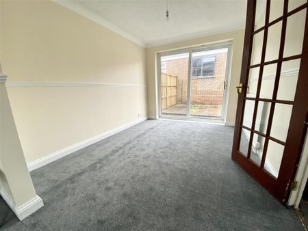 3 bedroom semi-detached house to rent - Photo 5