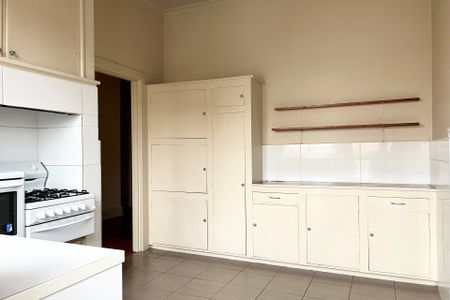 Sunlit apartment, water included! - Photo 4