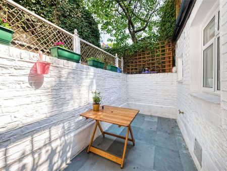 Spacious lower ground floor one bedroom apartment with its own patio garden, situated off the North End Road, ideal for Fulham Broadway. - Photo 2