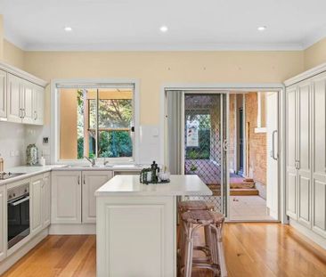 Charming Stone Villa with Self-Contained 2-Bedroom Unit - Photo 4