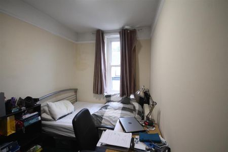 6 bedroom private hall to rent - Photo 3
