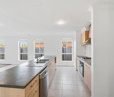 Modern home in Derrimut - Photo 3