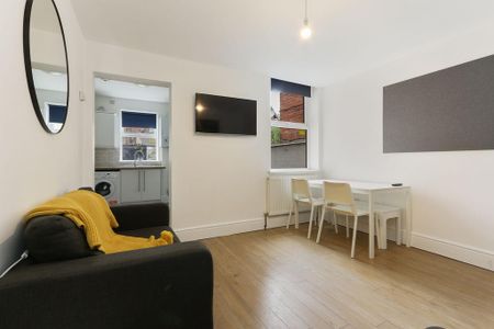 4 bedroom terraced house to rent - Photo 2