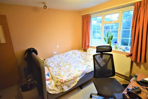4 bedroom end of terrace house to rent - Photo 1