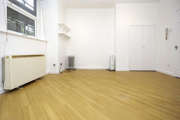 Studio to rent - Photo 1
