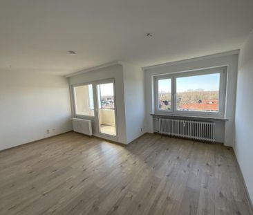 Modernisierte 3-ZKB-Wohnung in der 7. Etage eines Hochhauses im Han... - Foto 1