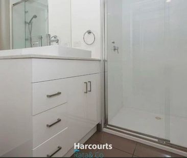 Modern 1-Bedroom Apartment with City Views in Bundoora - Photo 2