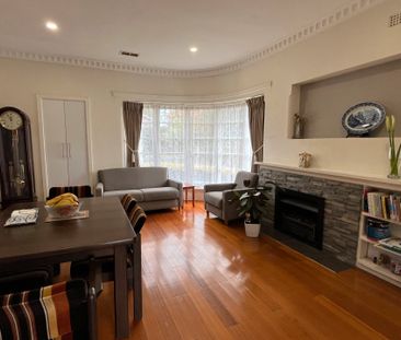 3 Bedroom Art Deco Home - Photo 4