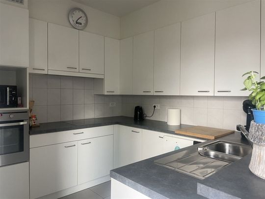 Centraal gelegen 2-slaapkamerappartement met terras. - Foto 1