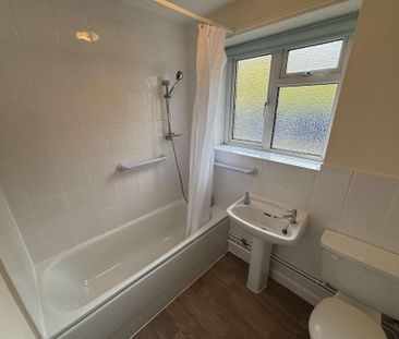 Ground floor 2 bedroom flat with parking situated close to the Cath... - Photo 5