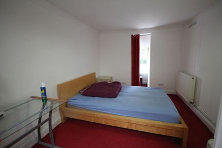 Long Lane, 233 Long Lane, UB10 - Photo 4