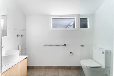 Spacious two bedroom house with north facing courtyard! - Photo 2