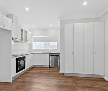 3 bedroom home with separate 1 bedroom residence - Photo 5