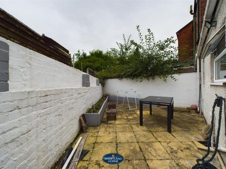 4 bedroom end of terrace house to rent - Photo 4