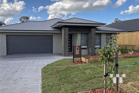 Stunning executive family home with quality inclusions & fixtures throughout. - Photo 2