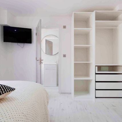 6 Beds 5 Baths - Photo 1