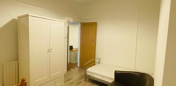 Room in a Shared House, Queens Road, CR0 - Photo 2