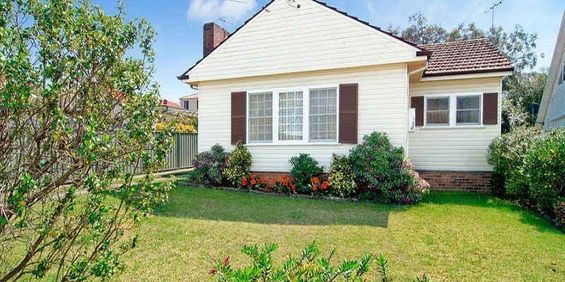 Beautiful spacious 3 bed room house in a quiet and convenient street - Photo 3