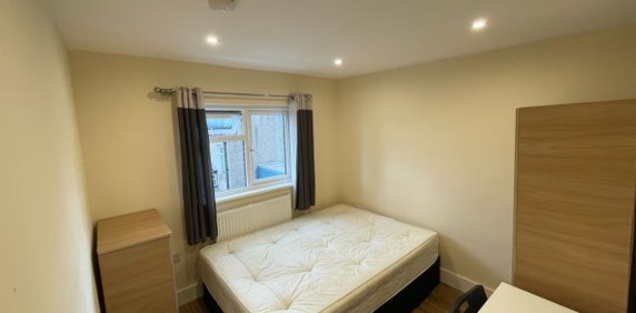 Room in a Shared House, High Road Leyton, E15 - Photo 2