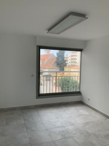 Appartement 4 pièces 89m2 MARSEILLE 14EME 1 105 euros - Photo 3