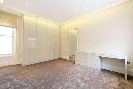 A superb 4 bedroom apartment on the 3rd floor of a popular Kensington Mansion block. - Photo 3