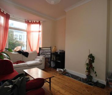 ***THREE SHARERS WELCOME*** A well-maintained three-bedroom terrace... - Photo 4