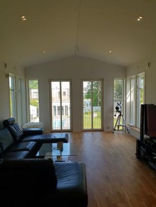 Arkitektritad,vackert hus i populära Näsbypark - Photo 1