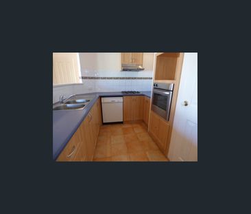 VIC PARK LOCATION! 3x2x2 PLEASANT FAMILY HOME! - Photo 4