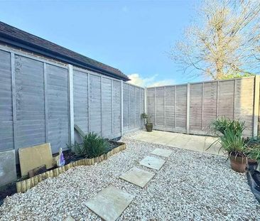 Upper Weybourne Lane, Farnham, Surrey, GU9 - Photo 6