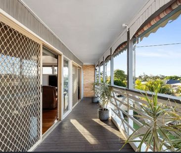 Large Family Home with a pool - Photo 4