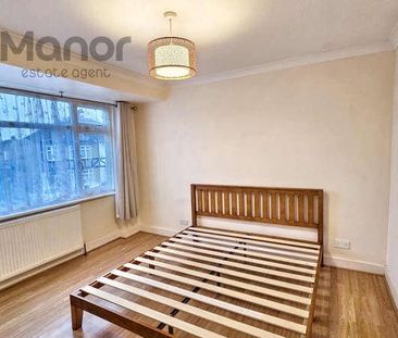 Dellwood Gardens, Clayhall, IG5 - Photo 2